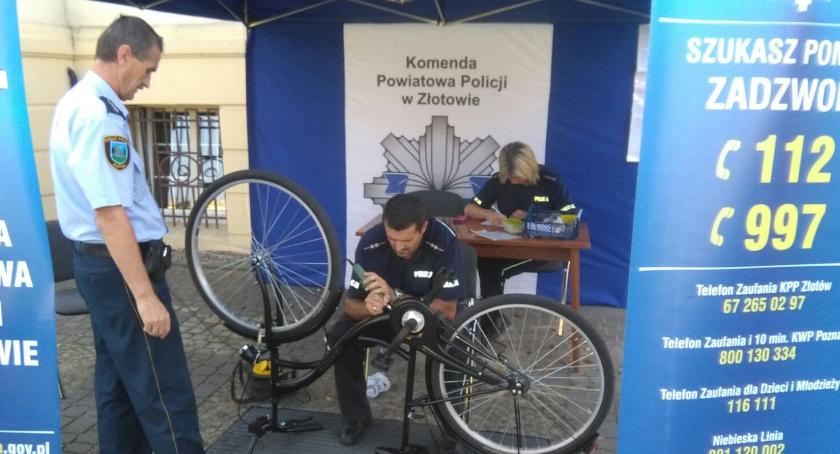 Znakowanie rowerów przy Urzędzie Miasta