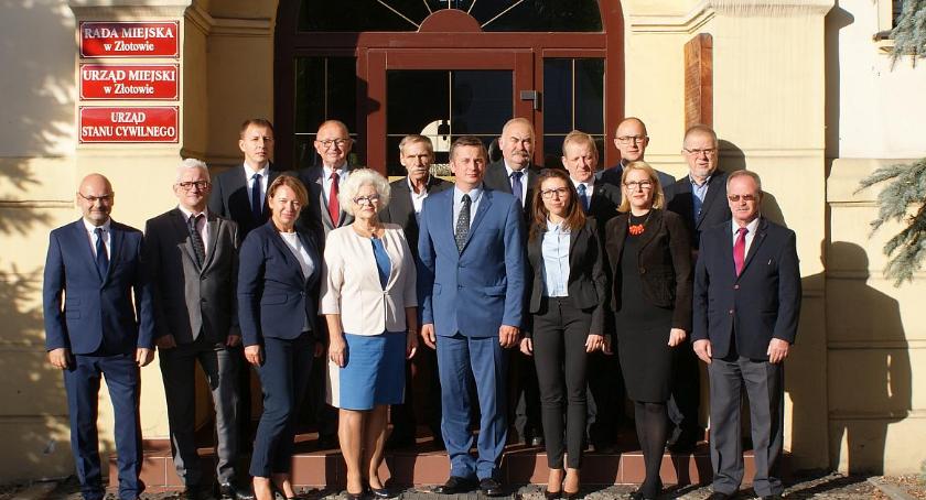 Pożegnalne zdjęcie burmistrza z radnymi