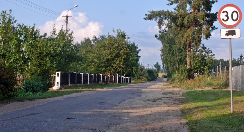 Droga z Nowego Dworu do Starego Dzierzążna jest w rozsypce
