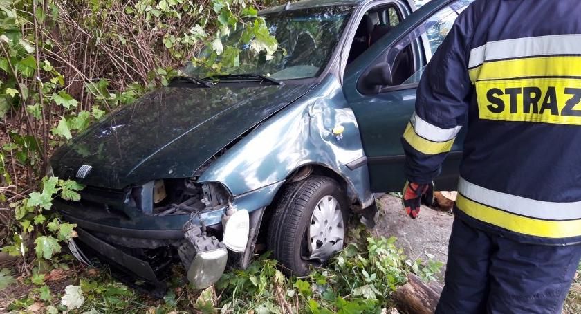 Auto w rowie. Interweniowali strażacy