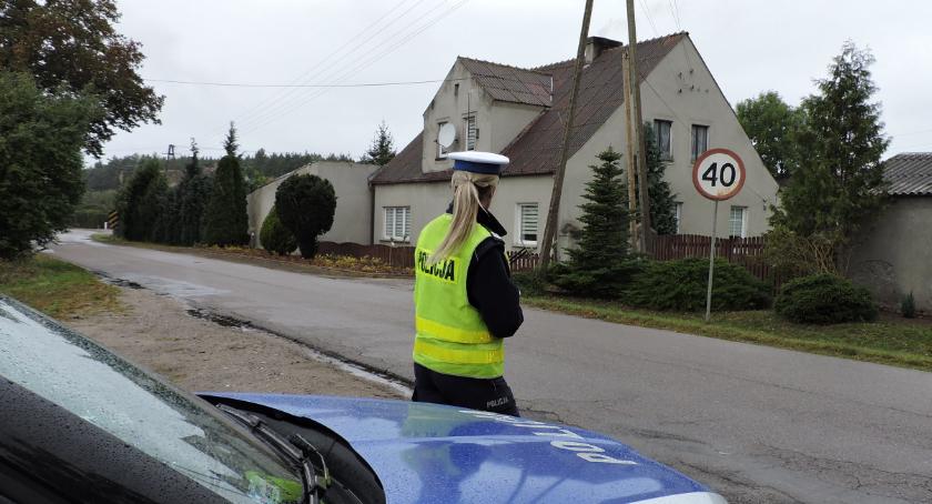 Policjanci zatrzymali prawa jazdy trzem lekkomyślnym kierowcom