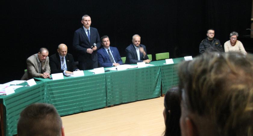 Buczenie osób na widowni po wypowiedziach burmistrza