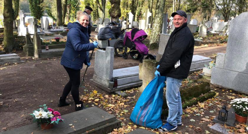 Wspólne sprzątanie Cmentarza przy kościele św Rocha