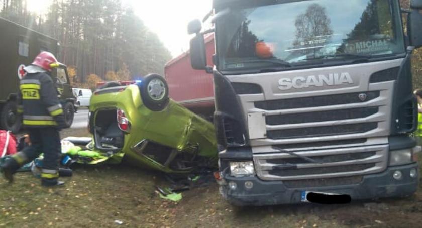 Kolizja osobówki z ciężarówką
