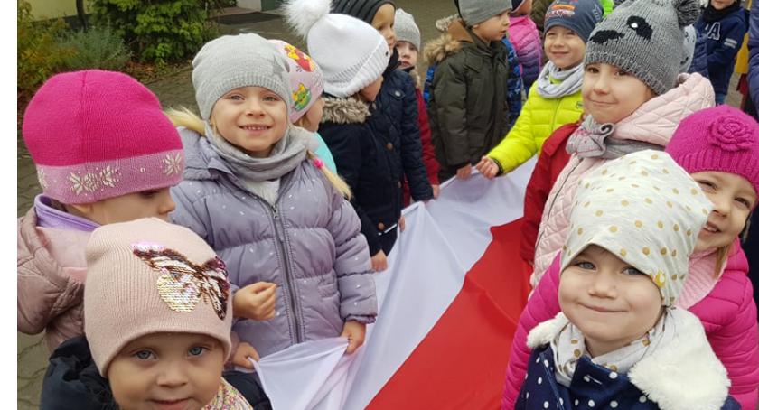 Przedszkolaki maszerowały z 30 metrową flagą Polski