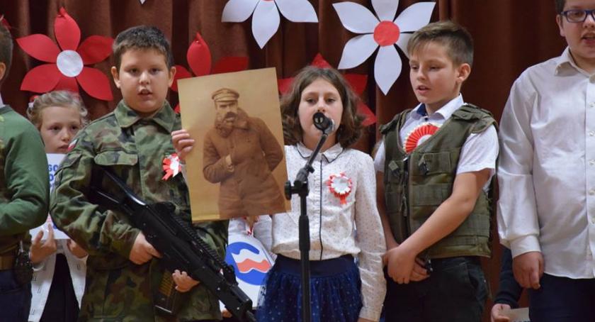 Uczniowie SP w Starej Wiśniewce uczcili Dzień Niepodległości