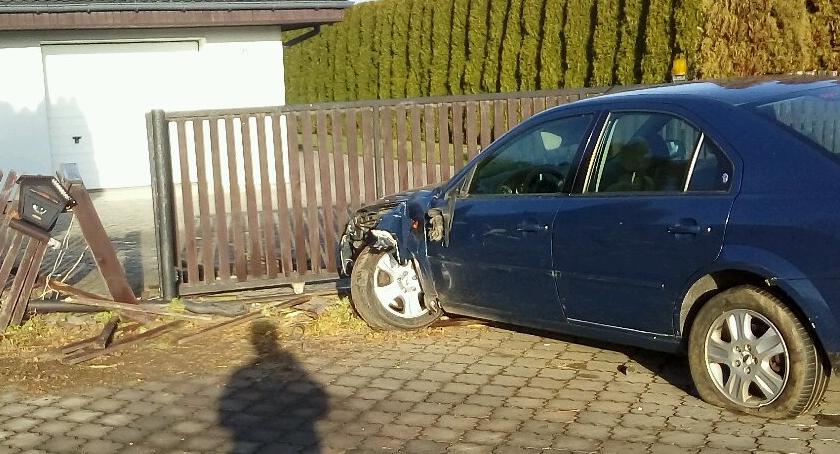 Autem w płot, bez prawa jazdy