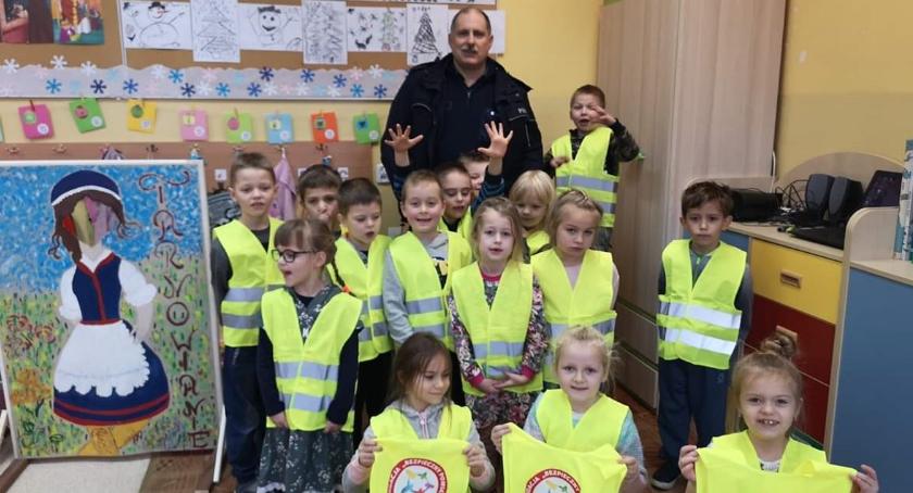 Dzielnicowy przekazał najmłodszym kamizelki odblaskowe
