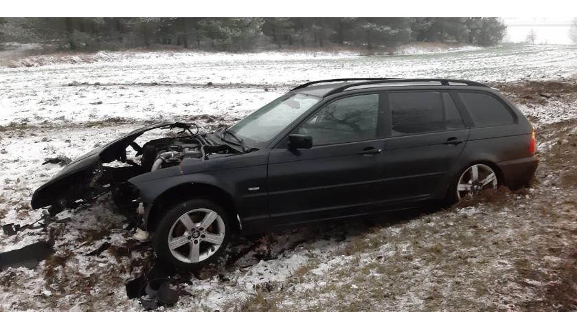 19 - latka uderzyła BMW w drzewo