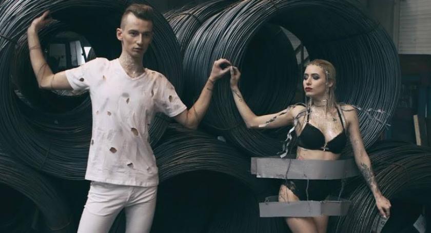 Anioły i metaliczna famme fatal