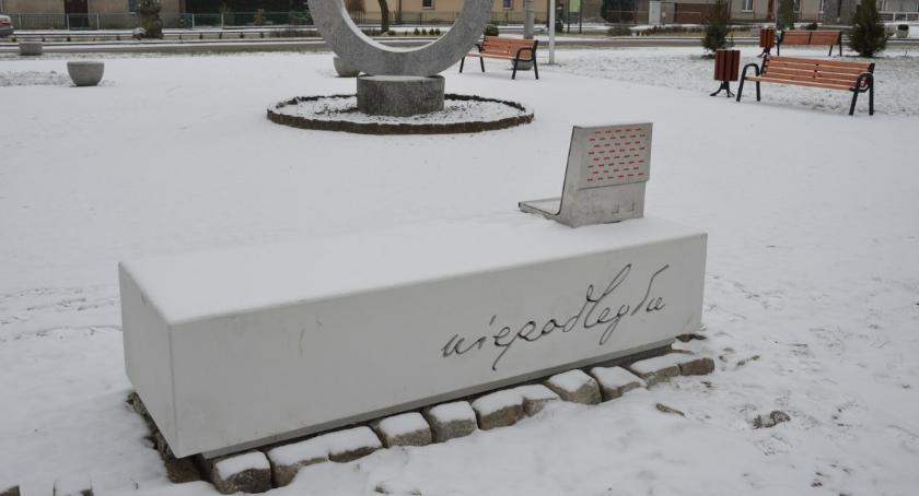 Ławka Niepodległości w Zakrzewie