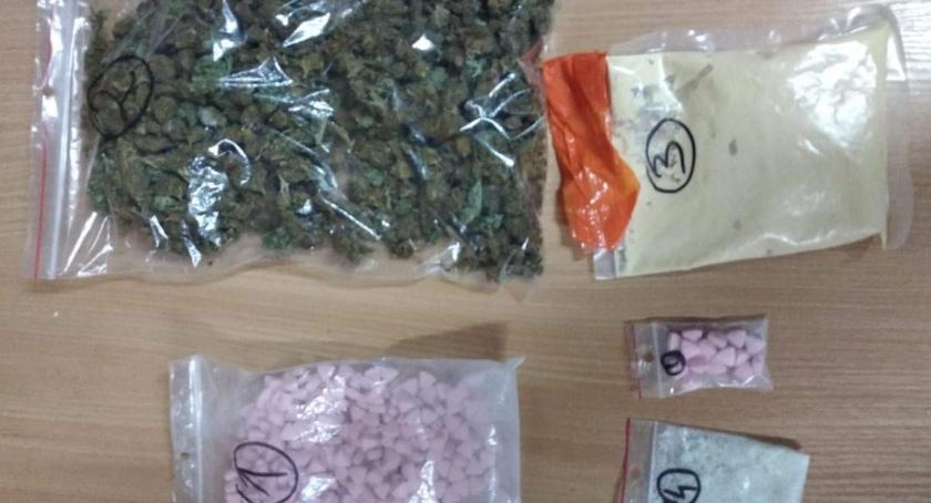  330 sztuk tabletek ekstazy, blisko 260 gramów amfetaminy i 126 gramów marihuany