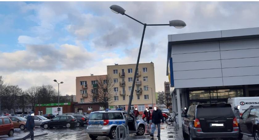Kto uszkodził lampę przy złotowskim markecie?
