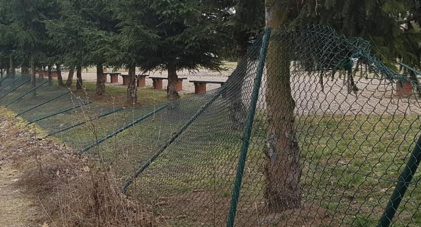 Zniszczyli 40 metrów ogrodzenia przy Szkoły Podstawowej w Krajence