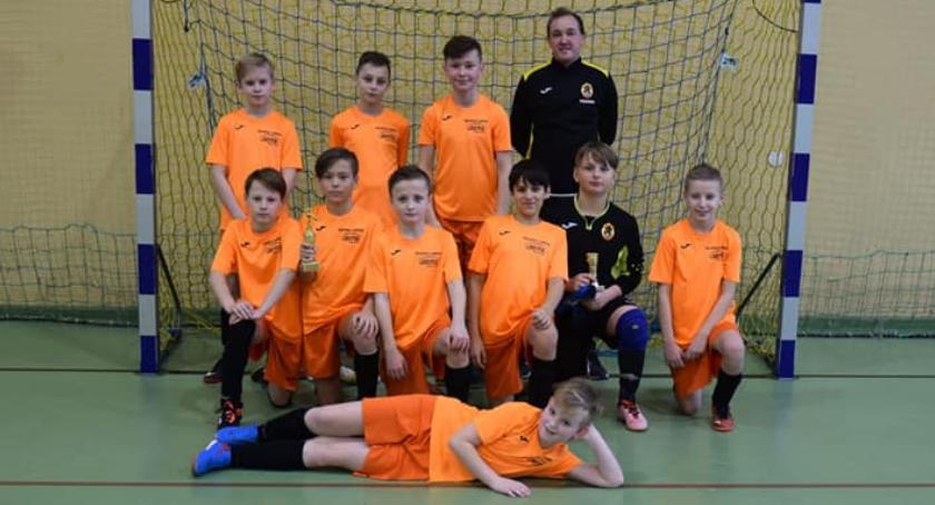 Puchar Burmistrza Jastrowia w rękach Football Academy Fair Play Złotów