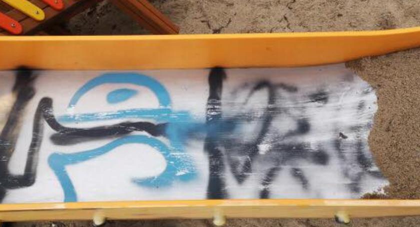 Wandale zniszczyli plac zabaw