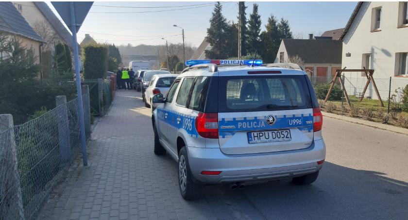 Dziecko wśród sześciu uczestników zderzenia trzech samochodów