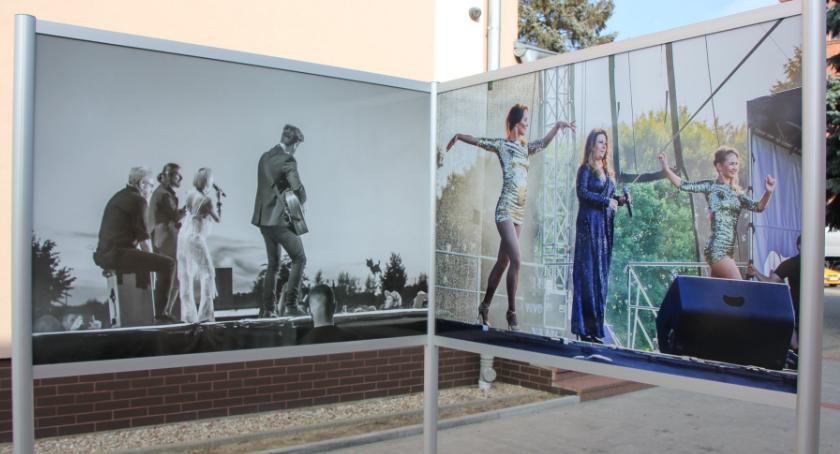 Letnia Galeria przy budynku Krajeńskiego Ośrodka Kultury