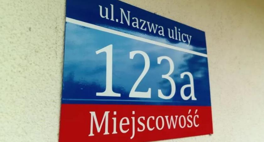 Dzielnicowi zapukają do drzwi osób, które nie oznakowały posesji