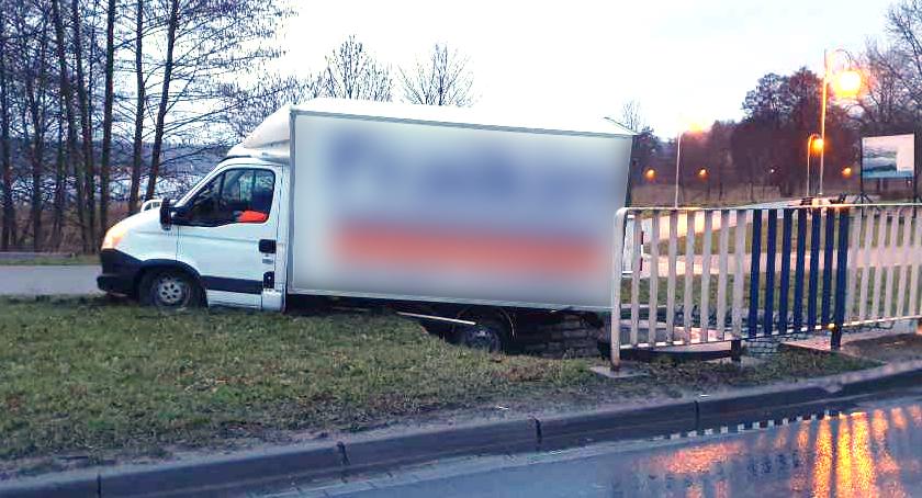 Samochód dostawczy wypadł z drogi