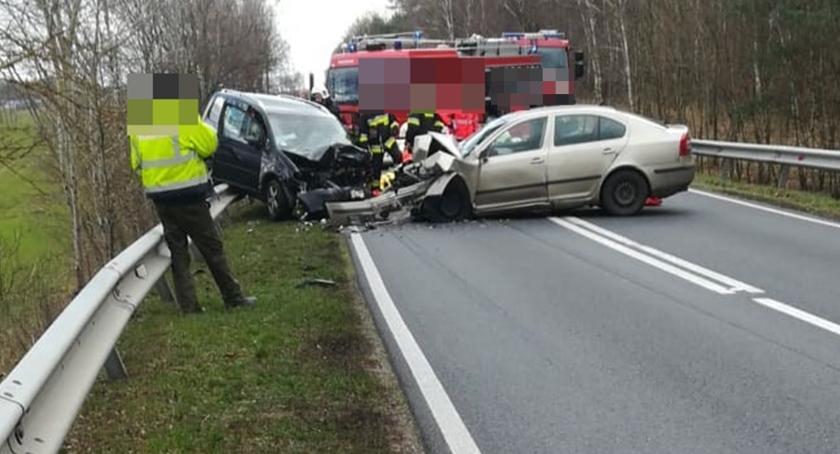 Zderzenie czołowe na trasie Dolnik- Skórka. Trzy osoby trafiły do szpitala