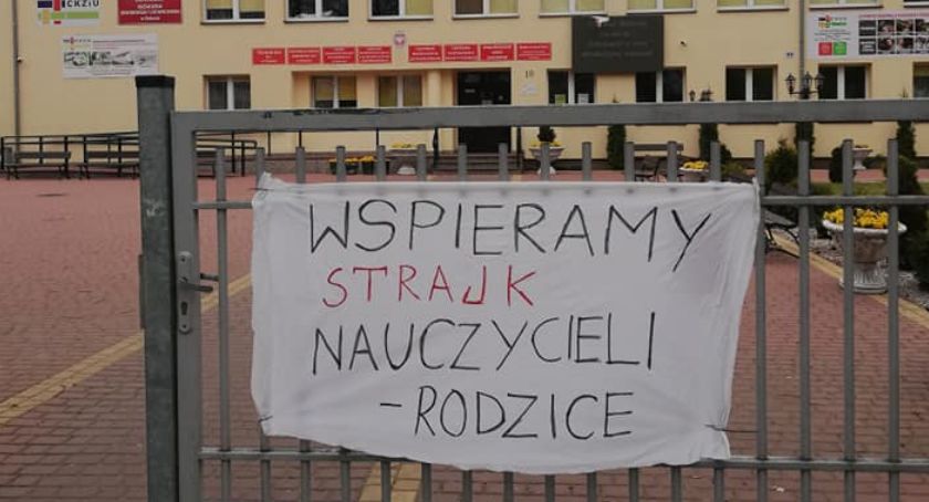 Absolwenci i rodzice solidarni ze strajkującymi nauczycielami
