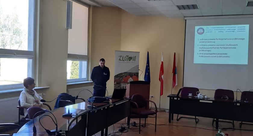Policjanci szkolili pracowników administracji samorządowej urzędu miasta w Złotowie