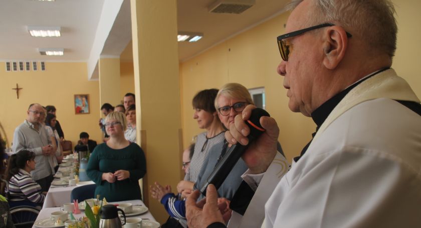 Śniadanie wielkanocne w Warsztacie Terapii Zajęciowej w Złotowie
