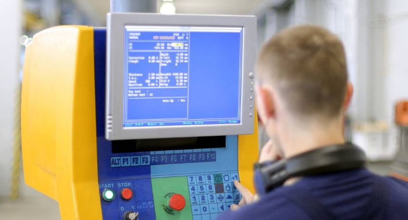 Na czym polega zawód operatora CNC?