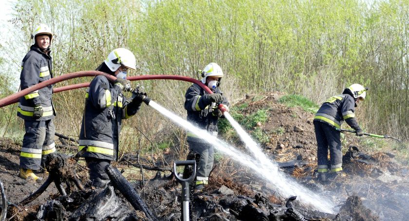W Bługowie płonie działka obok wysypiska