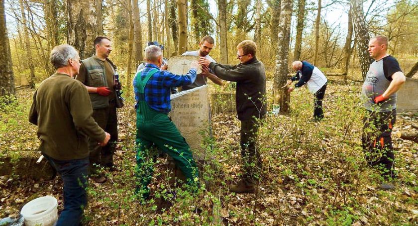 Szukają sprawców zniszczenia grobów