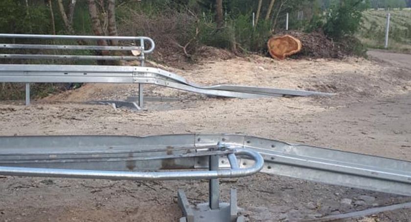 Zniszczone elementy balustrady nasypu w Blękwicie 