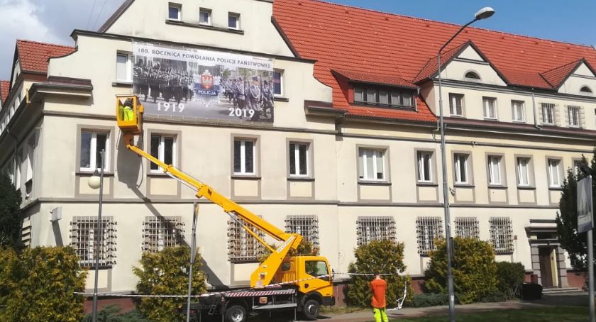 Baner z okazji 100. rocznicy powołania Policji Państwowej
