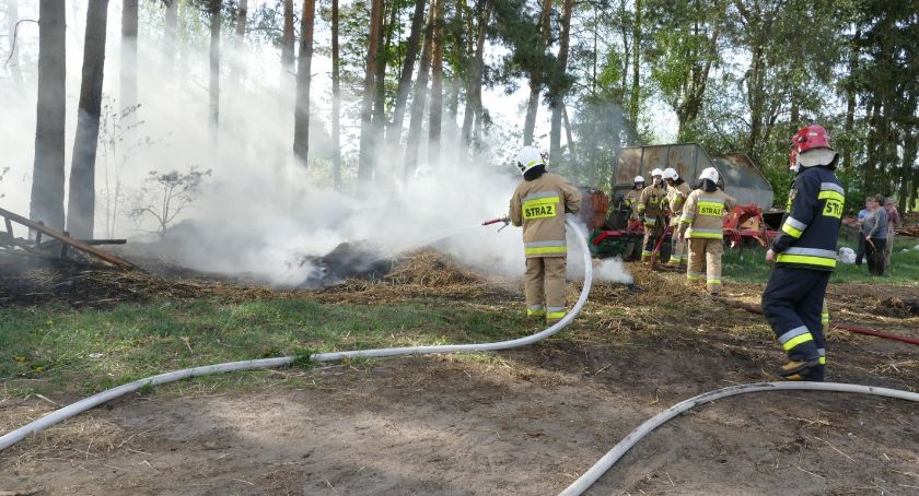 Pożar słomy i poszycia leśnego
