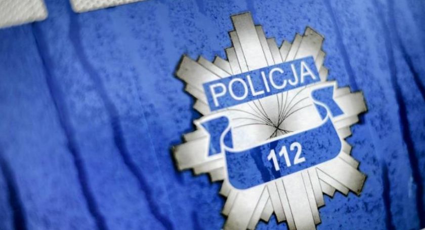 Policjanci eskortowali ciężarną kobietę do szpitala