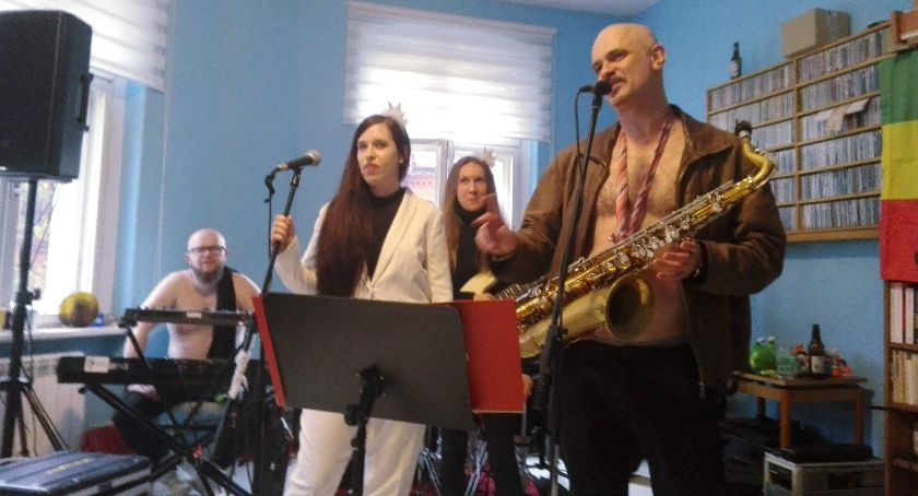 Gibnięci w pokoju