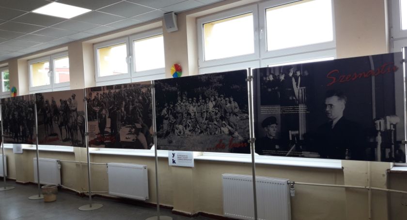 Szkolna przerwa z historią w tle