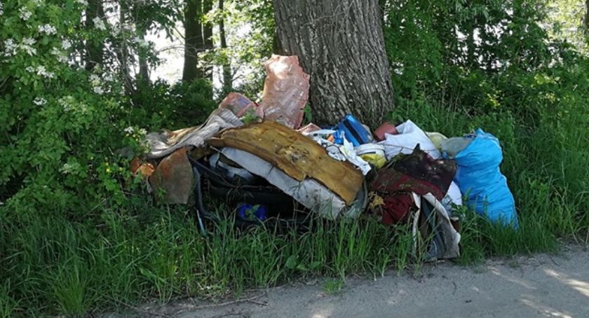 Kto zostawił śmieci przy drodze?