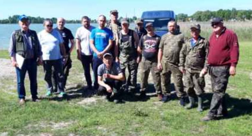Puste haczyki w Okonku