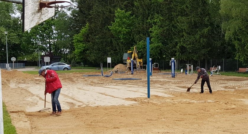 Pierwsze boisko do piłki siatkowej plażowej w Krajence na ukończeniu