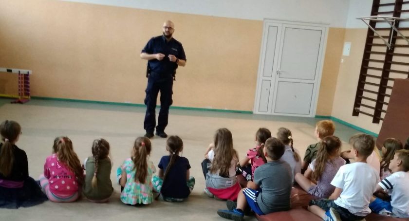 Policjanci promują bezpieczeństwo
