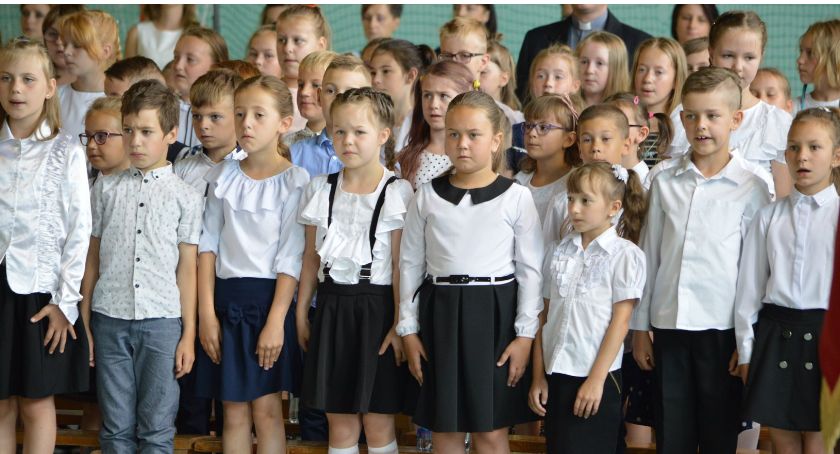 Podstawówka zakończyła rok szkolny, gimnazjum pożegnało swój sztandar