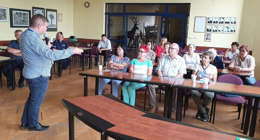 Seniorzy spotkali się z policjantami
