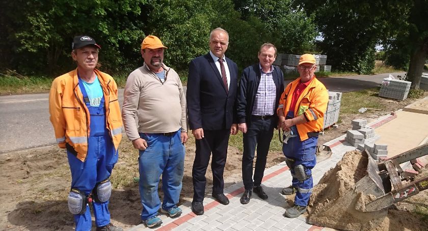 W Czernicach trwa budowa chodnika