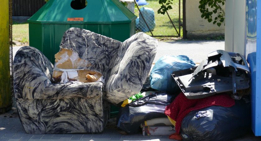 Nielegalnie wyrzucone śmieci w Lipce