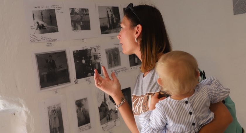 Wernisaż fotograficznej wystawy powarsztatowej Wakacyjnego Klubu Małego Muzealnika
