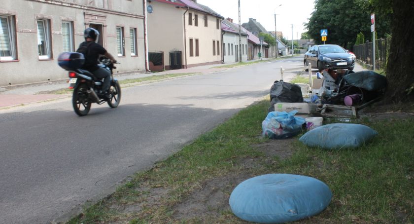 Okonek wciąż zaśmiecony