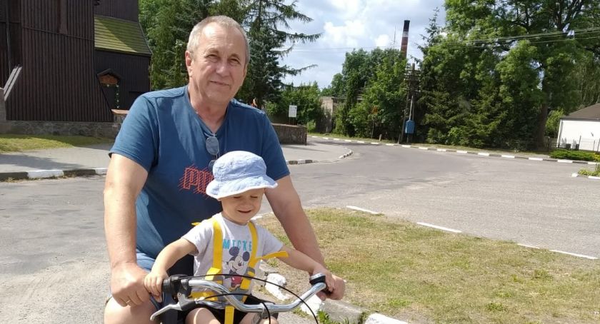 Co robi były wieloletni dyrektor podstawówki? Nadrabia zaległości
