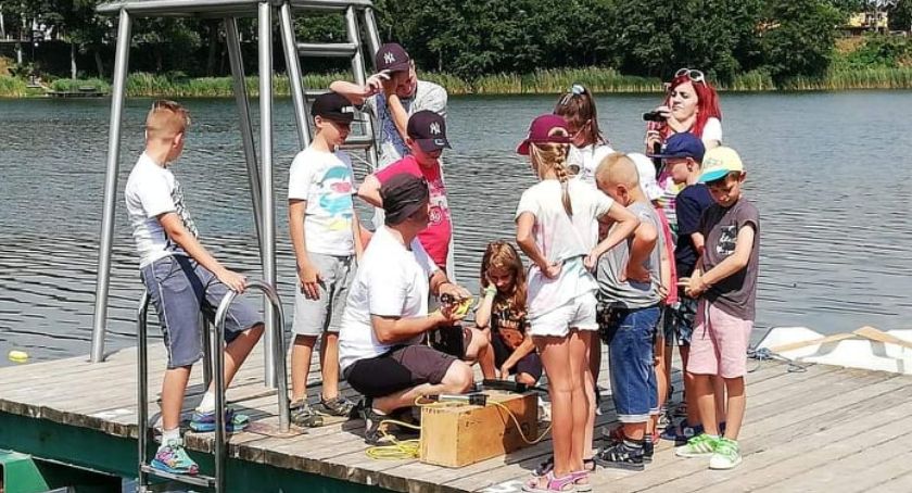 Dzieci badały wodę na kąpielisku przy ul. Wioślarskiej w Złotowie