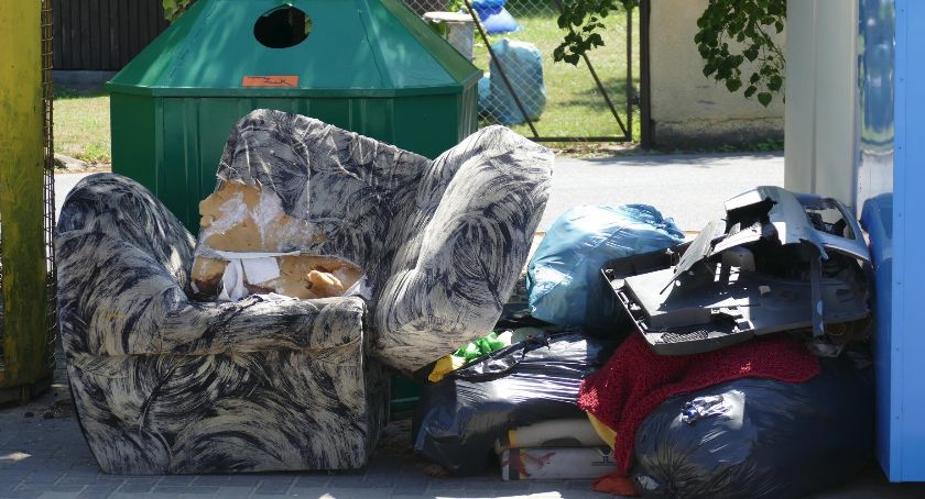 kto wyrzucił śmieci na ulicę?